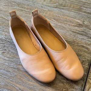 EVERLANE Tan Leather Flats
